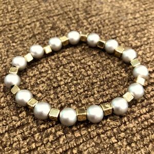 Matte silver & cube gold beaded stretch bracelet